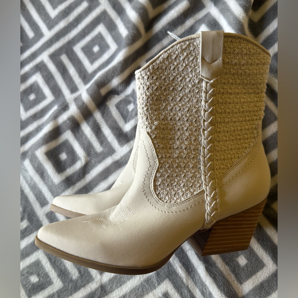 Dolce Vita Koolson like Laci Western Boot Cream White Size 9 Braid Pattern - Picture 3 of 8
